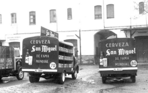 foto en blanco y negro de camiones de reparto de la cerveza san miguel