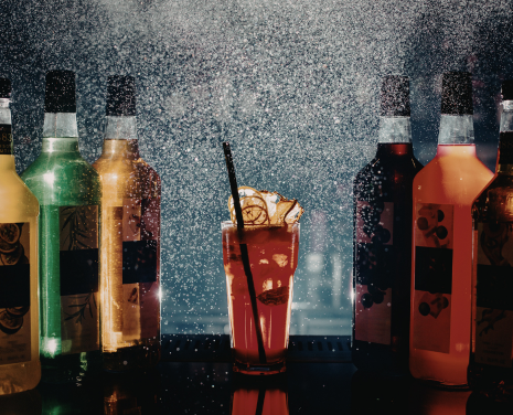 coctel y botellas de licor