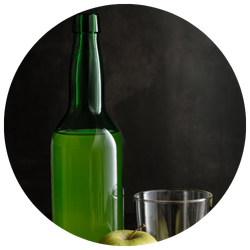 botella de sidra y manzanas