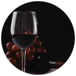 copa de vino y uvas rojas