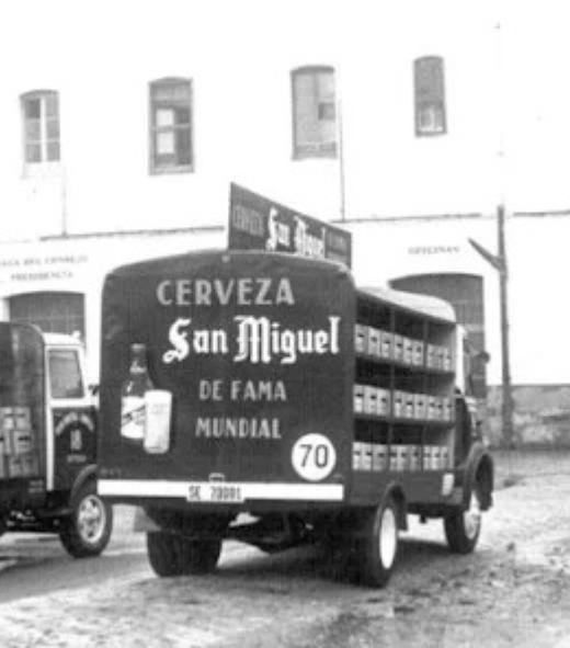 foto en blanco y negro de camión de reparto de la cerveza san miguel