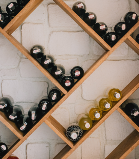 estantería con botellas